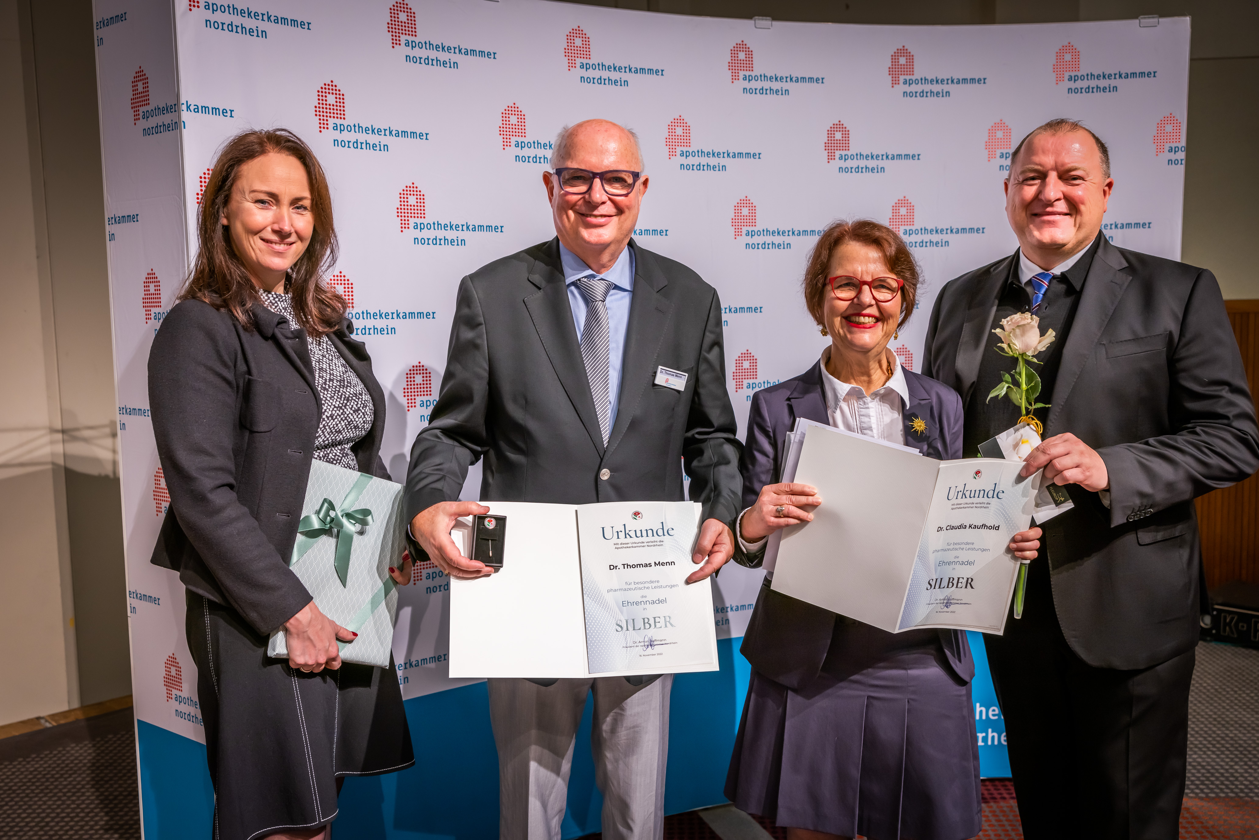 Dr. Claudia Kaufhold und Dr. Thomas Menn wurden mit der Ehrennadel in Silber ausgezeichnet. Präsident Dr. Armin Hoffmann und Vizepräsidentin Kathrin Luboldt gratulierten.
