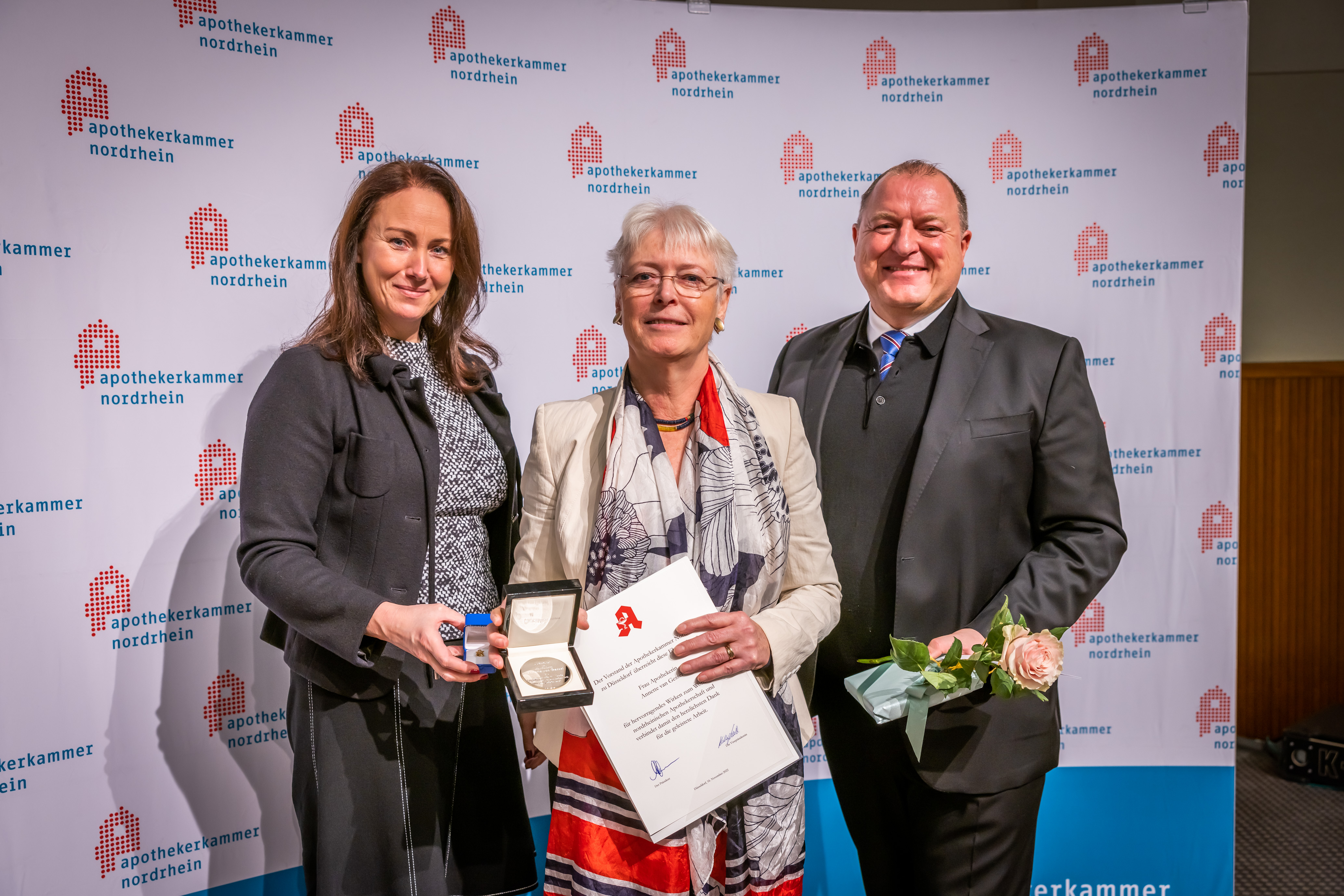 Annette van Gessel erhielt die Ehrengabe der AKNR. Präsident Dr. Armin Hoffmann und Vizepräsidentin Kathrin Luboldt gratulierten.